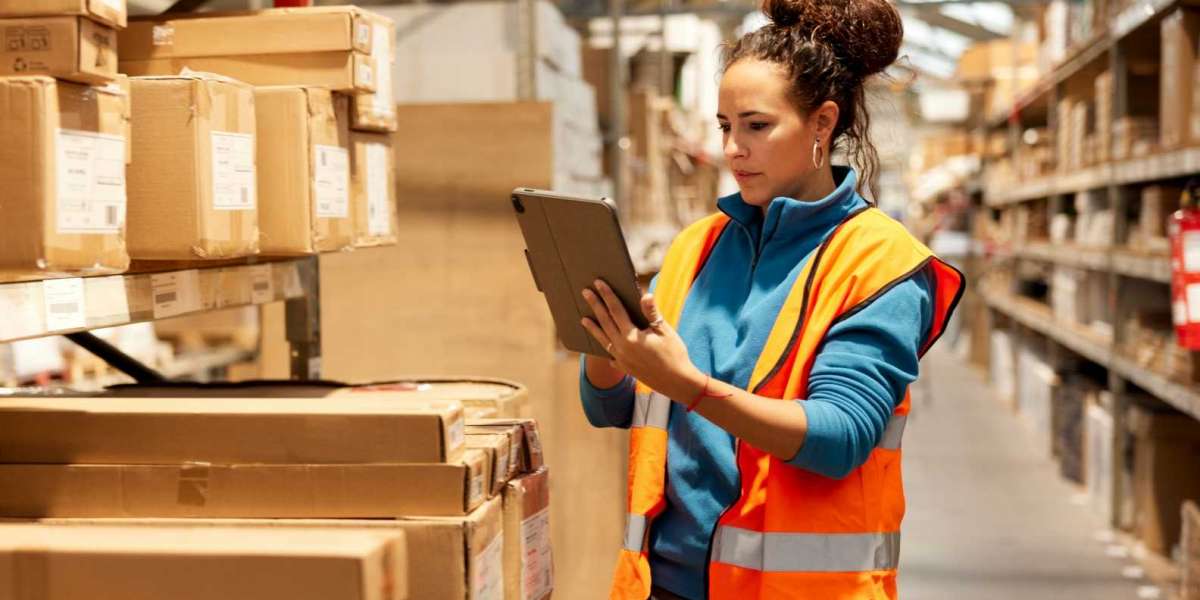 What key features should I look for when selecting the best warehouse inventory management software?