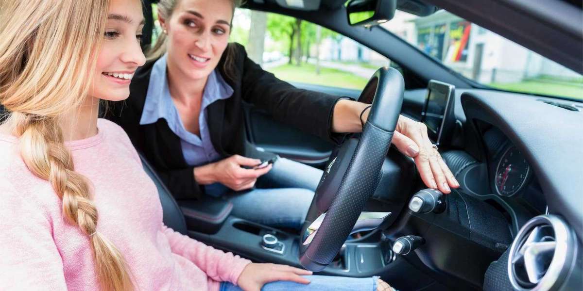 Driving with Confidence: Exploring the Advantages of Female Driving Instructors in Mississauga