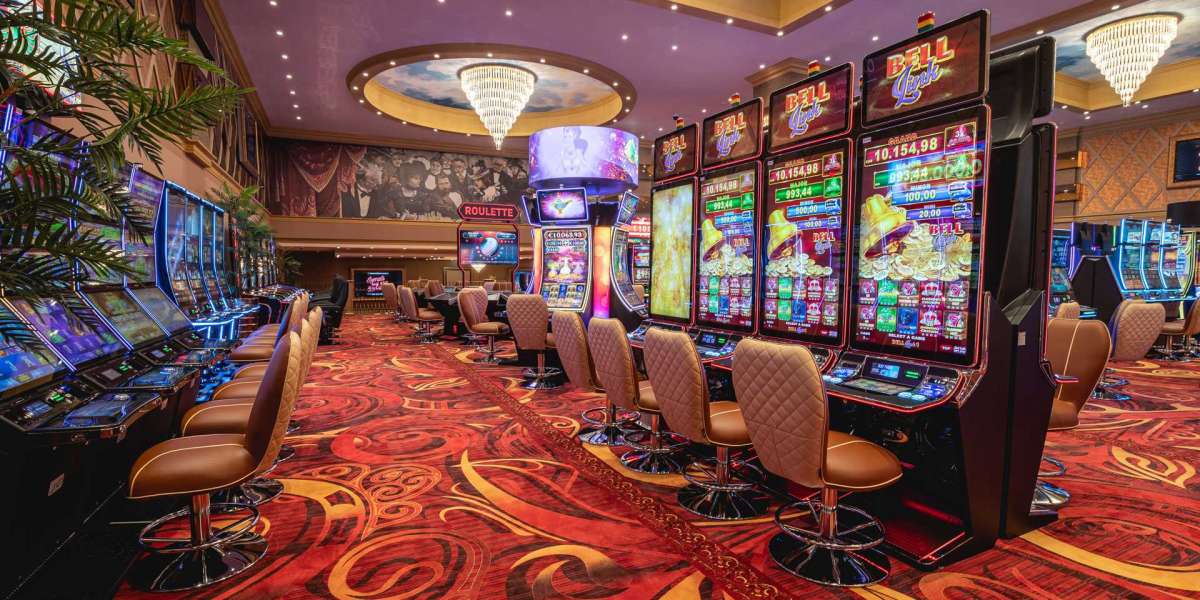 How Online Casinos Create Community Through Chat Features